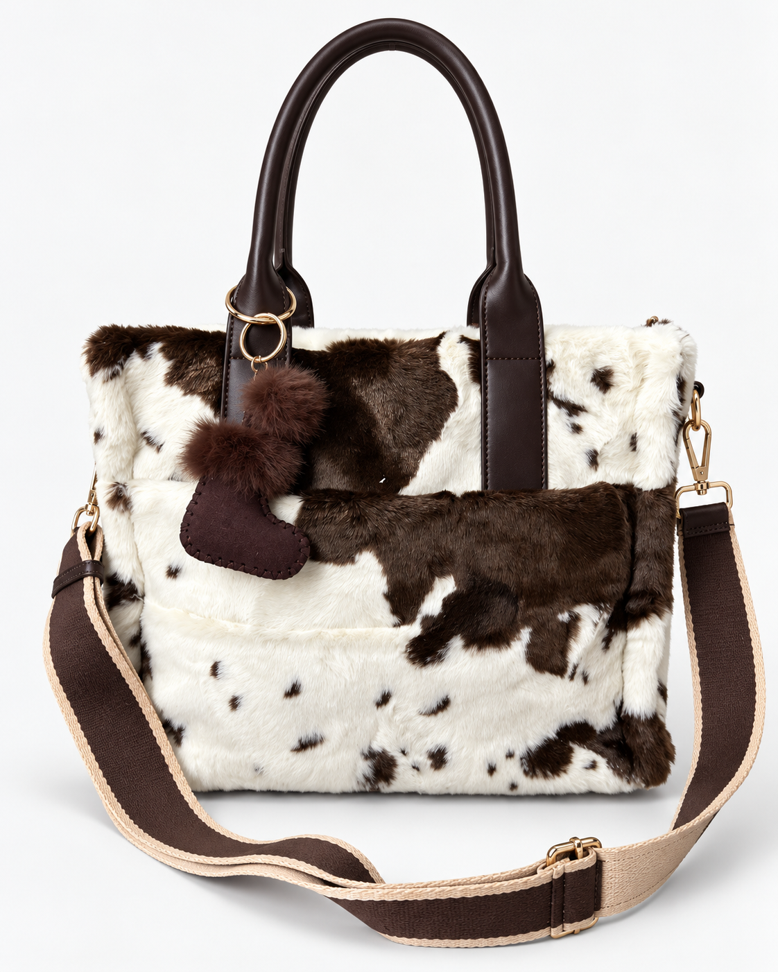 Kuschelige Fake-Fur-Tasche in Kuhfell-Optik mit stylischem Stripe-Schultergurt & süßen Accessoires