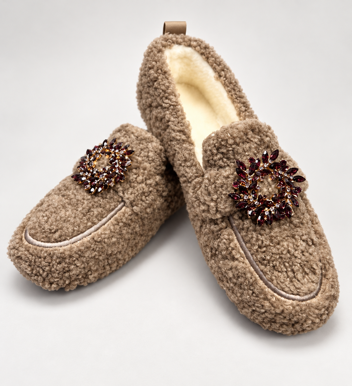 Kuschelweicher Teddy-Loafer mit edlem Schmuckdetail