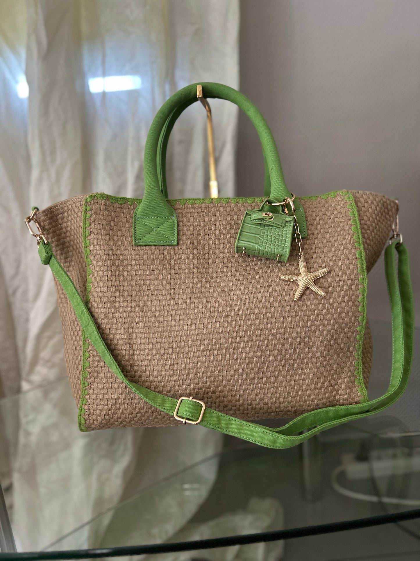 Trendige Jute-Bag in Poppigem Grün – Stylisches Statement mit passenden Accessories