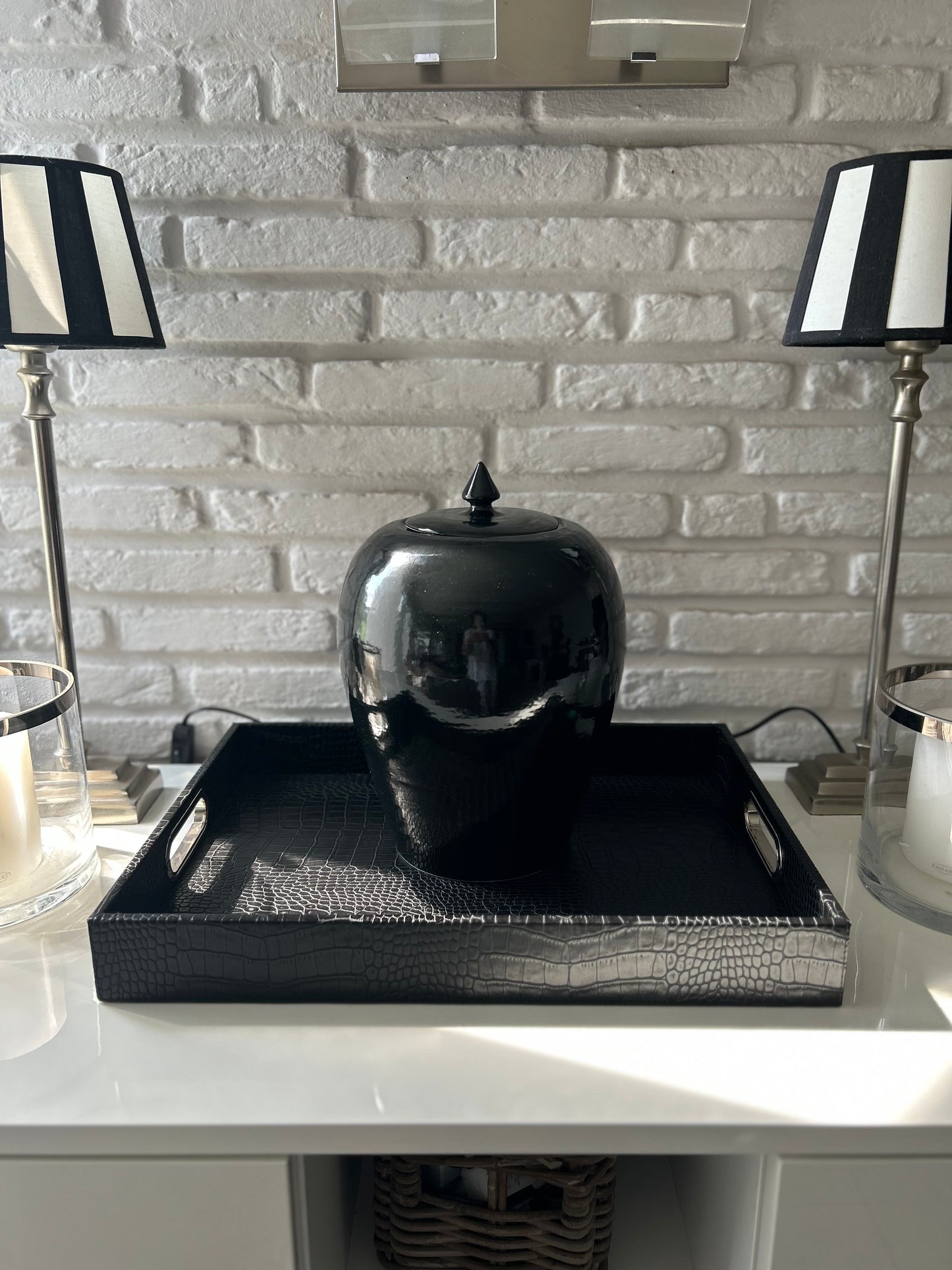 Edle schwarze Deckelvase – Stilvolles Wohnaccessoire mit Statement-Charakter