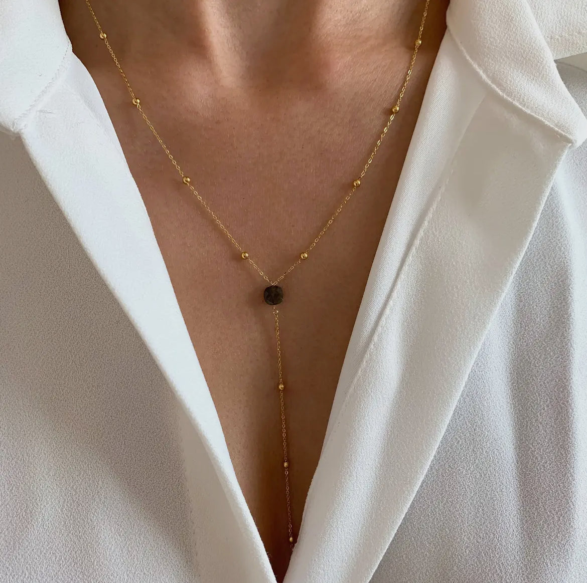 Lange Halskette mit Labradorit-Steinanhänger – Elegant & Natürlich“