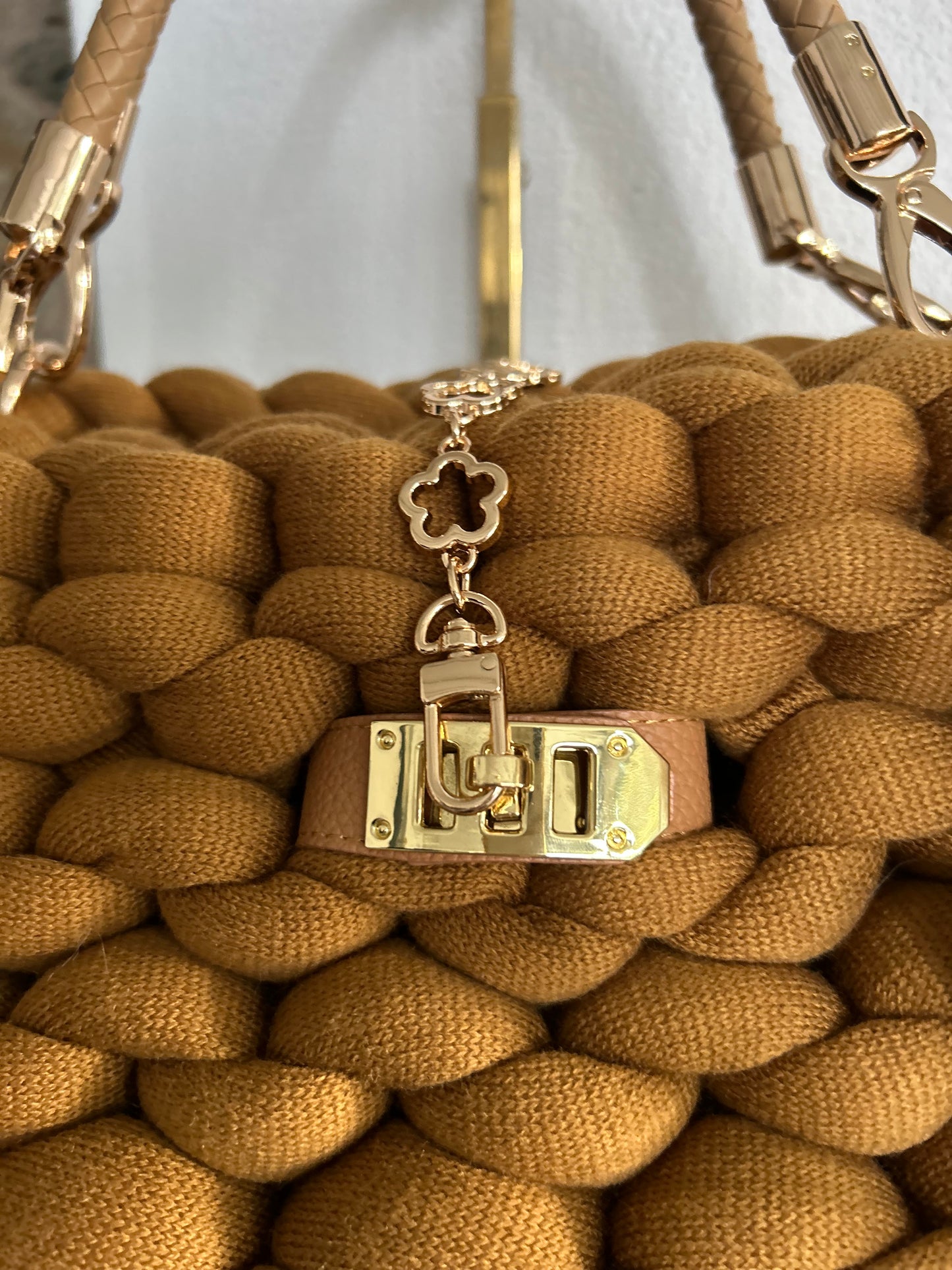 Pillowbag Wave – Designer Tasche in Ochre | 32x25 cm | Elegante Damen Handtasche in Wellenform