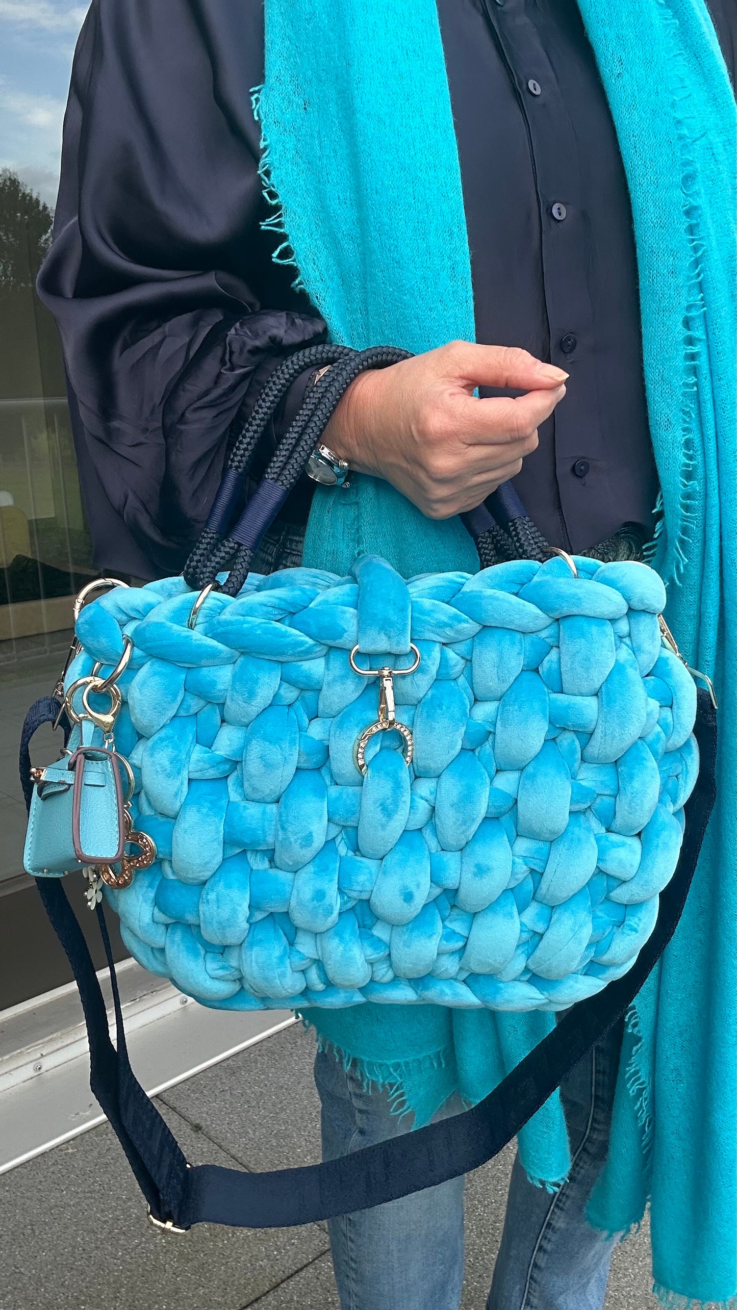 Pillowbag Nuvia – Samt Handtasche Türkis | Luxuriöse Designer Tasche 32x26 cm | Handmade