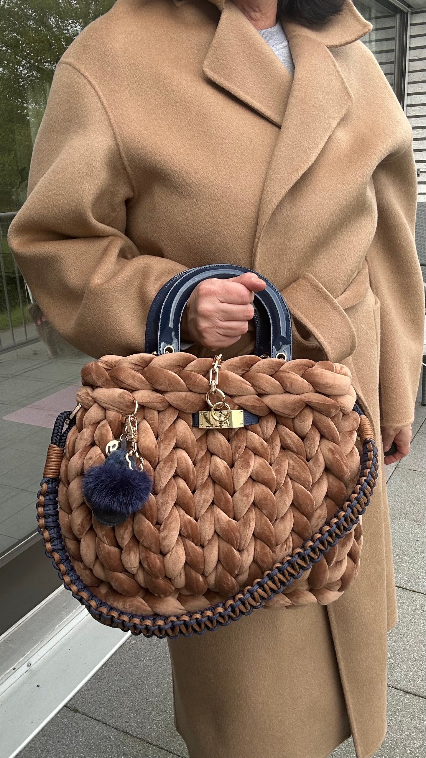 Pillowbag Grace – Samt Handtasche in Terrosso | Designer Tasche 35x28 cm | Elegante Damen Bag