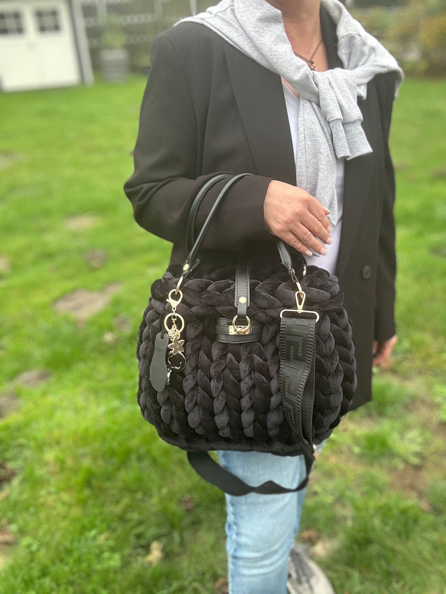 „Grobstricktasche aus Schwarzem Samt – Elegant & Zeitlos“
