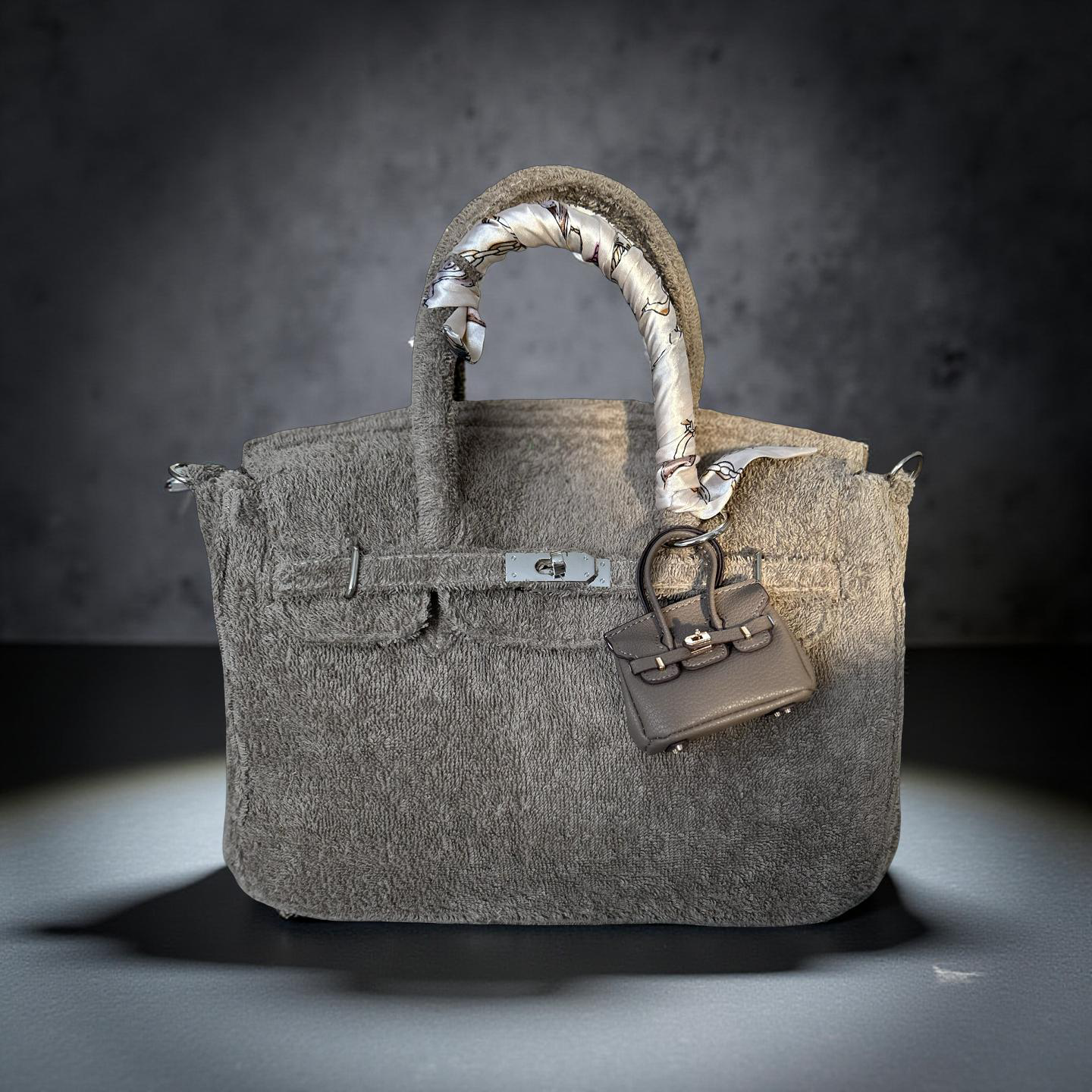 Teddytasche Taupe – Stylische Damen-Handtasche mit Accessoires