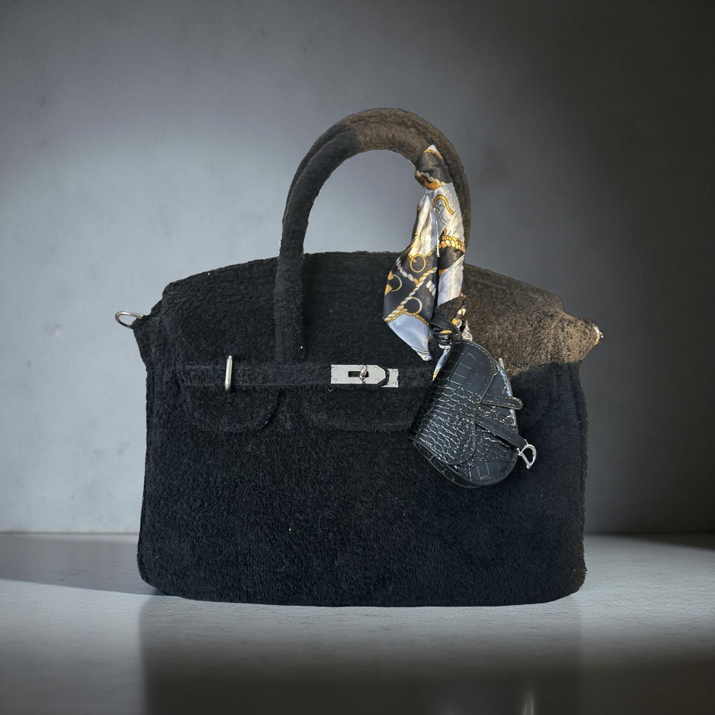 Flauschige Teddytasche in Schwarz – Trendige Mode-Tasche mit Accessoires