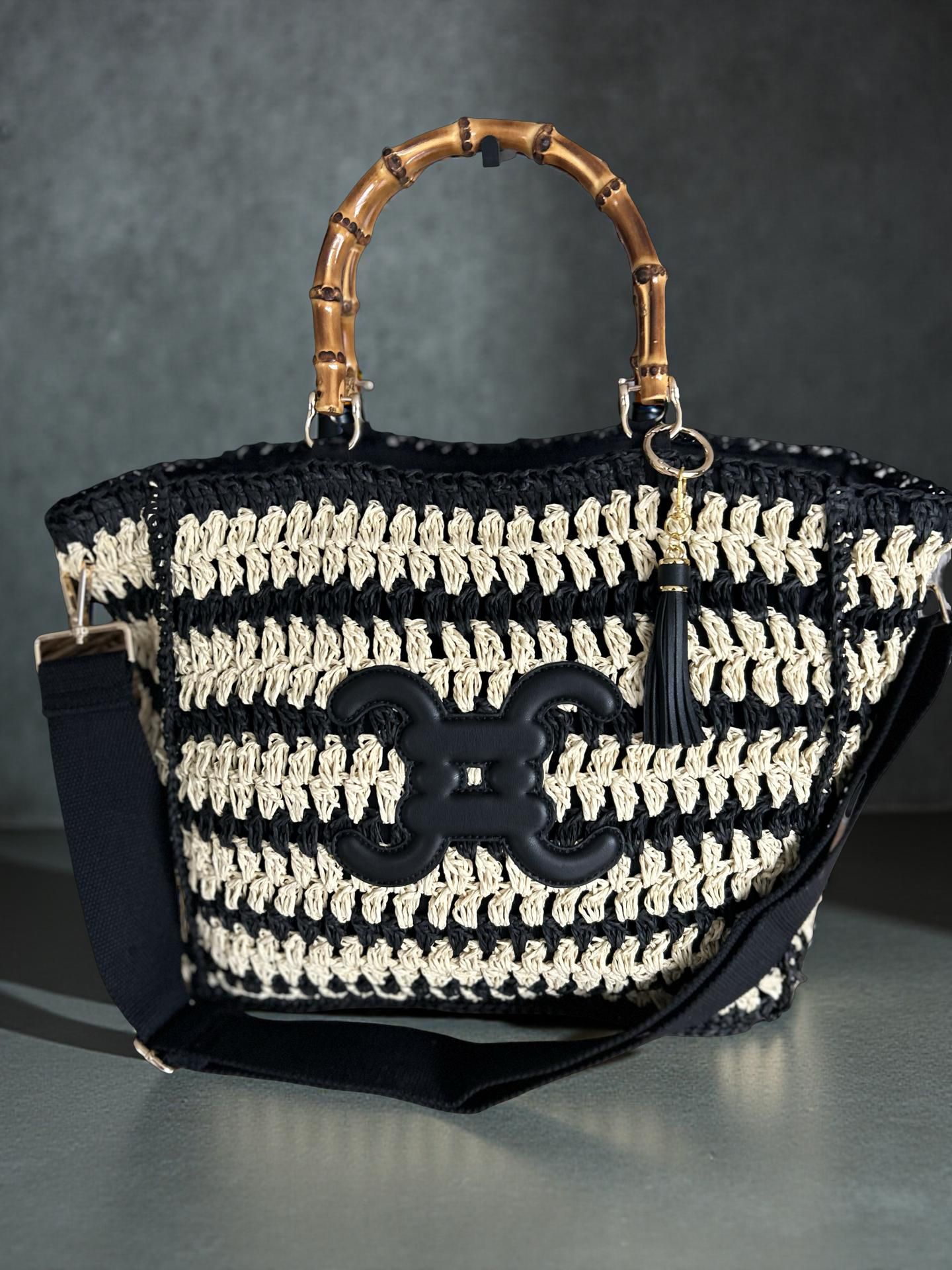 🖤 Basttasche Schwarz-Creme mit CC-Logo & Bambusgriffen – 35 × 28 cm