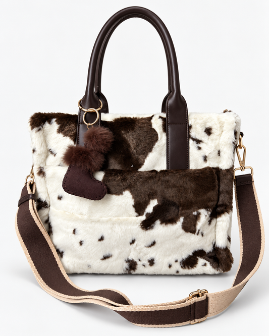 Kuschelige Fake-Fur-Tasche in Kuhfell-Optik mit stylischem Stripe-Schultergurt & süßen Accessoires
