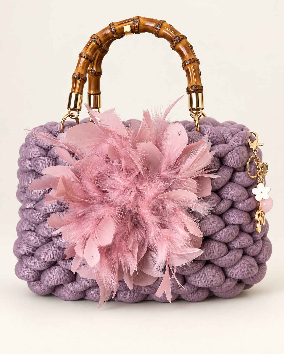Exklusive handgefertigte Grobstricktasche mit Bambusgriffen & opulentem Federdetail – Limited Elegance