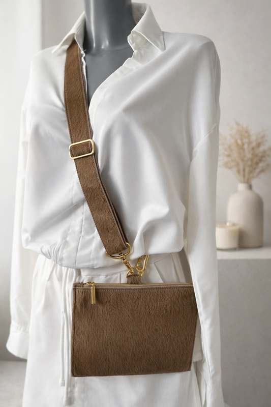 Pouch mit verstellbarem Schultergurt aus gefärbtem Kuhfell – Stylisch & Individuell