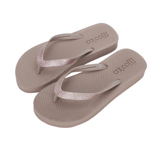 MOOILO Flip-Flops Taupe mit Glitzer & Fußbett – Bequeme Damen Sandalen