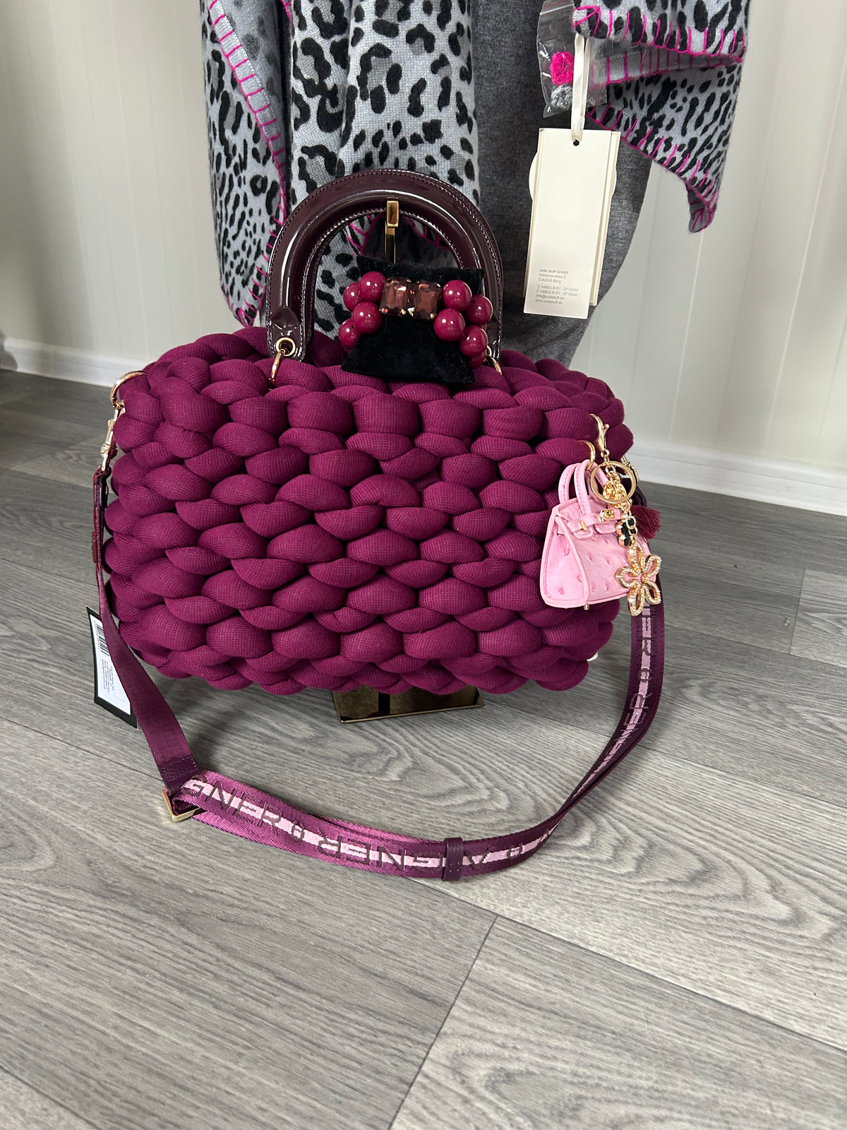 Luxus Grobstricktasche „Berry Glam“ – Beerenton mit Lackgriffen & extravagantem Schultergurt