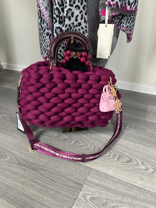 Luxus Grobstricktasche „Berry Glam“ – Beerenton mit Lackgriffen & extravagantem Schultergurt