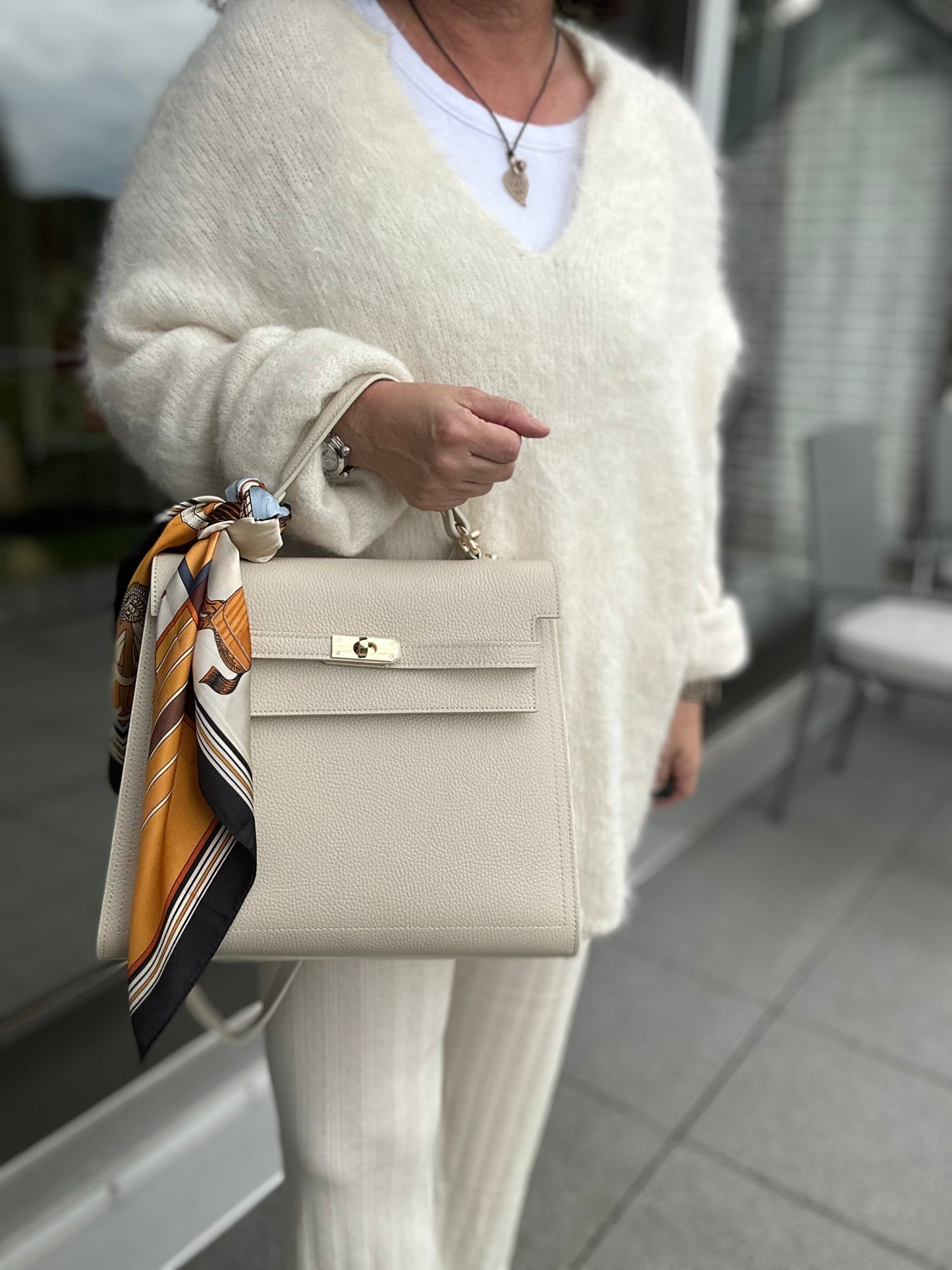 Luxus Ledertasche aus Echtleder | Exklusiv mit farblich passendem Schultergurt