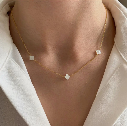 „Filigrane Edelstahl-Halskette – Kleeblätter aus Perlmutt“