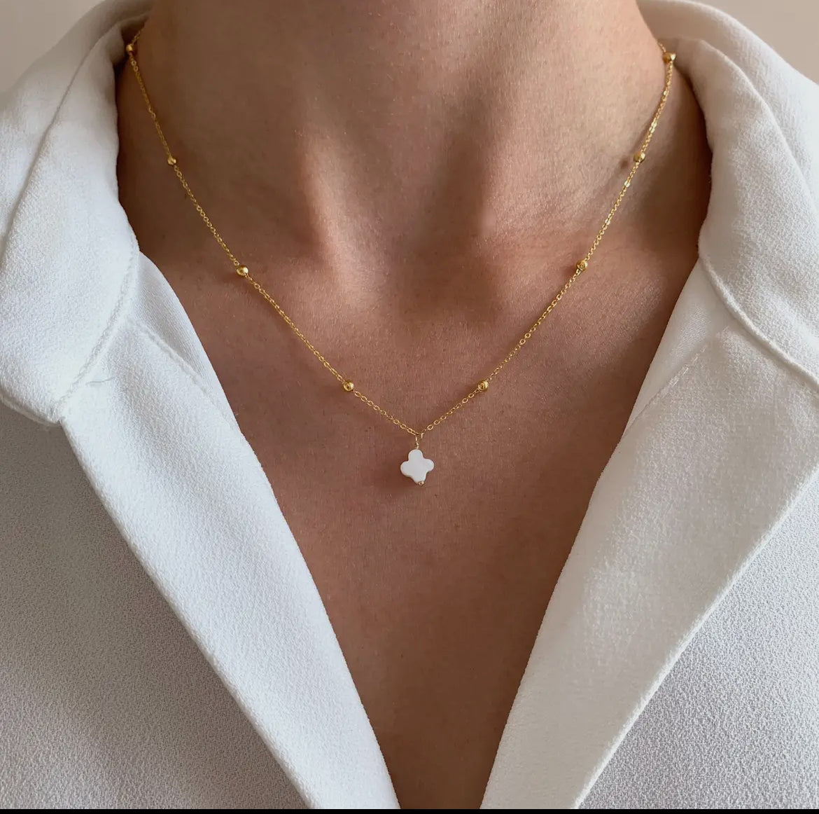 „Filigrane Edelstahl-Halskette – Kleeblatt aus Perlmutt“