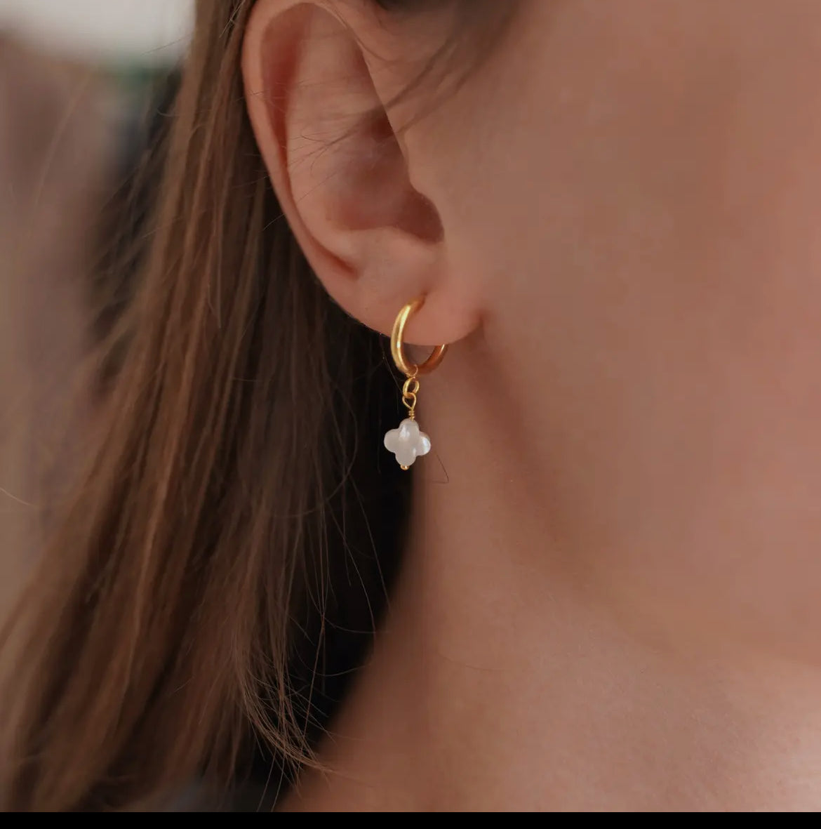 Filigrane Kreolen aus Edelstahl mit Perlmutt-Kleeblatt“