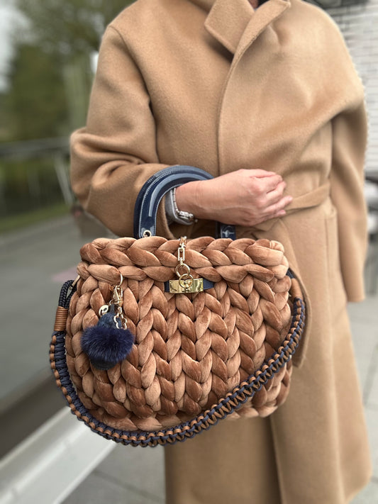 Pillowbag Grace – Samt Handtasche in Terrosso | Designer Tasche 35x28 cm | Elegante Damen Bag