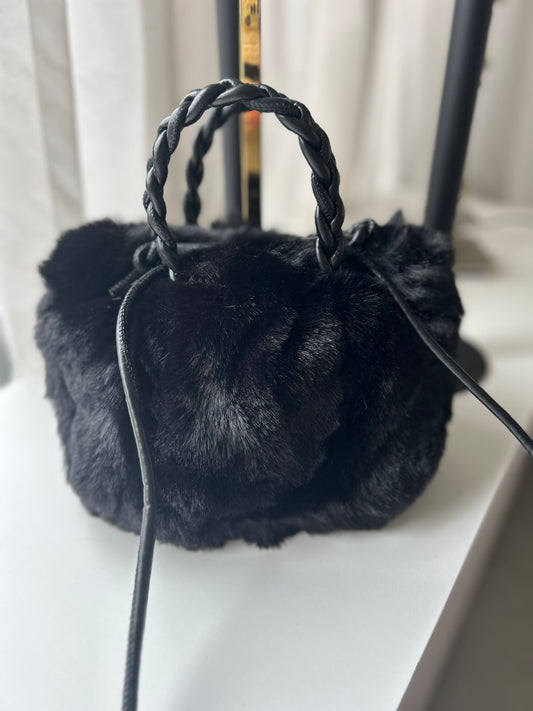 So Cute Kleine Kunstfelltasche schwarz