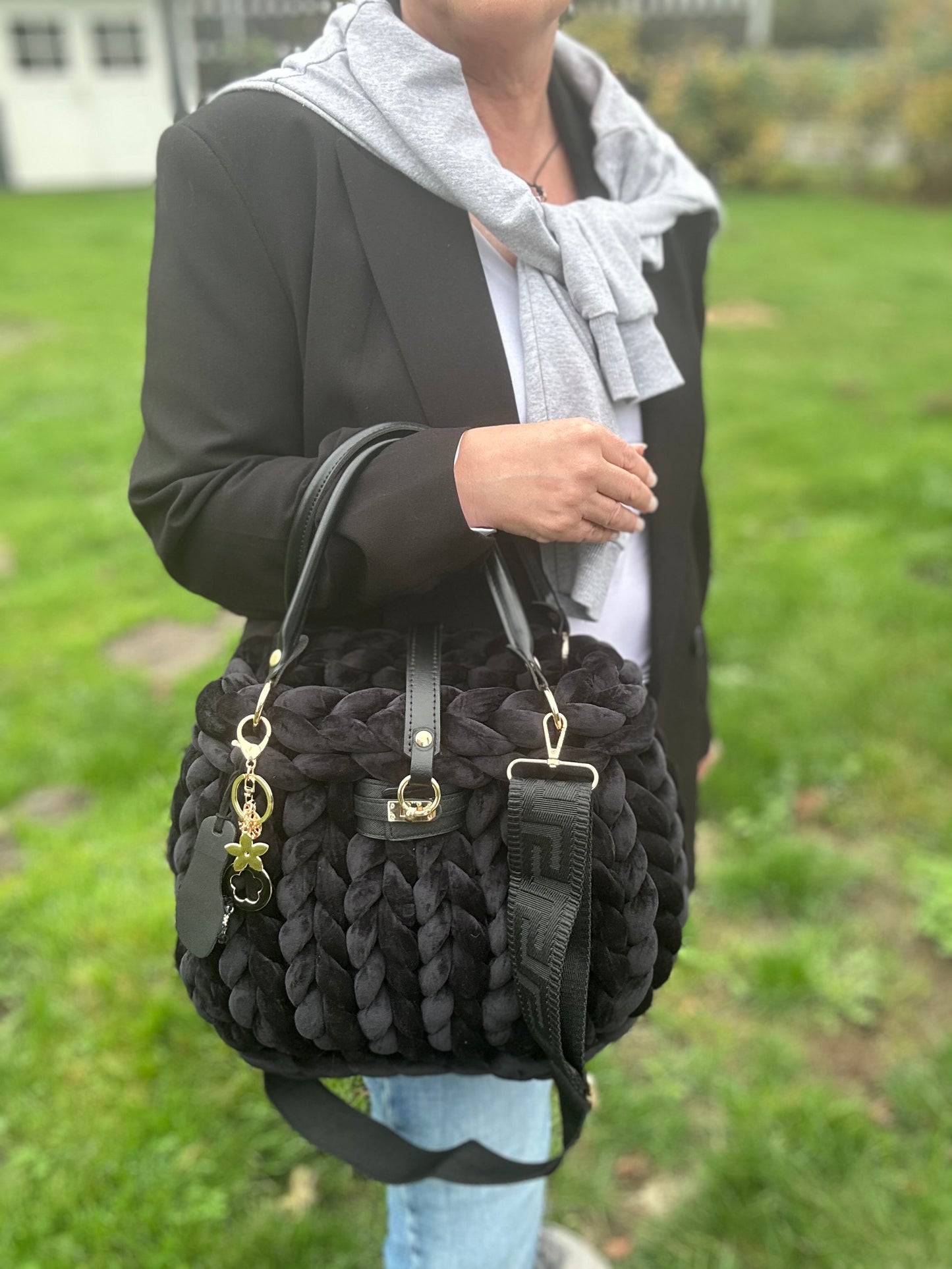 „Grobstricktasche aus Schwarzem Samt – Elegant & Zeitlos“
