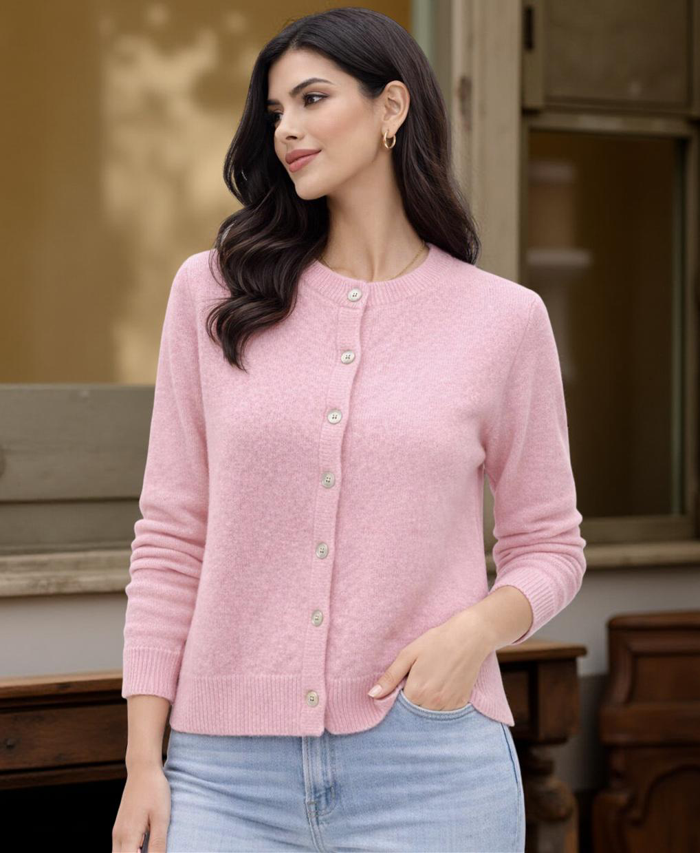 Strickjacke aus Baby-Alpaka mit Rundhalsausschnitt & Perlmuttknöpfen