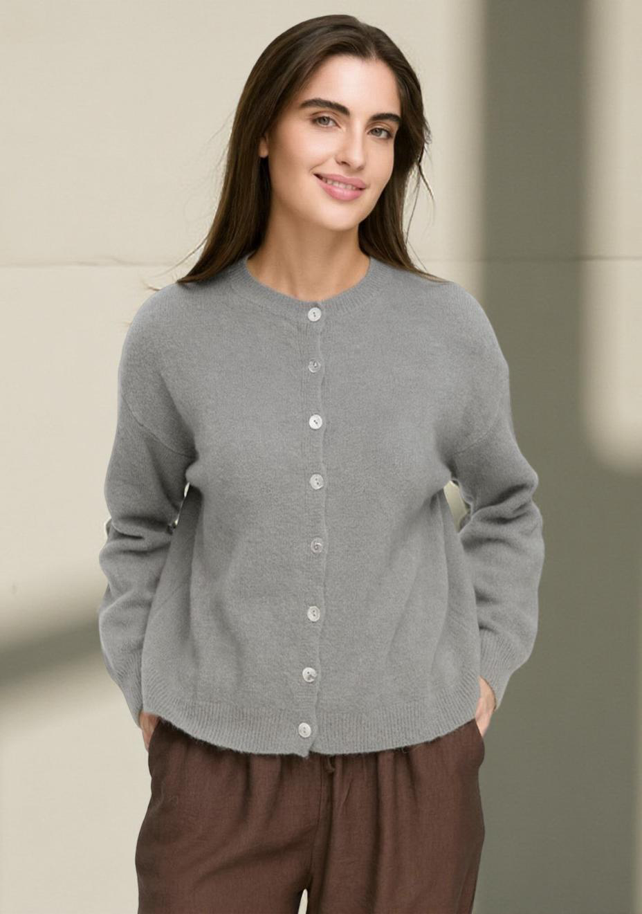 Strickjacke aus Baby-Alpaka mit Rundhalsausschnitt & Perlmuttknöpfen